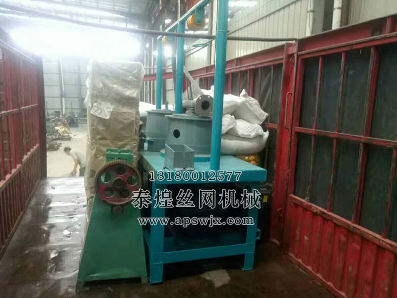 內(nèi)蒙古連罐拉絲機(jī)裝車中,發(fā)往內(nèi)蒙古連罐拉絲機(jī)發(fā)貨實(shí)景